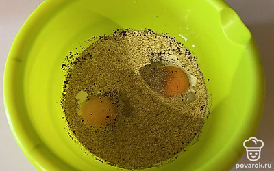 К яйцам добавьте сливки и ваши любимые специи. 