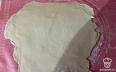 Песочное тесто раскатайте в тонкий пласт. 