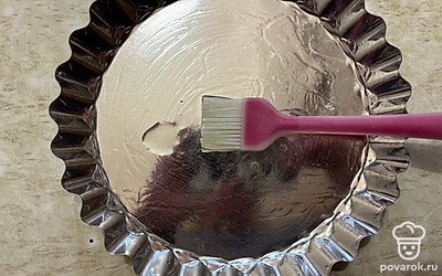 Оставшимся маслом смажьте форму для киша. 