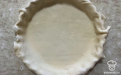 Распределите по форме раскатанное тесто. 