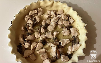 На тесто выложите обжаренные грибы и грудку. 