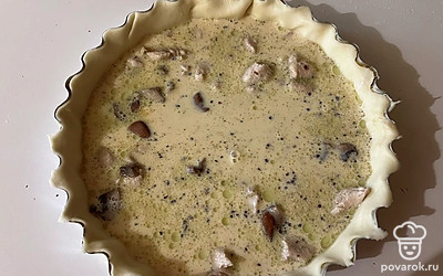 Залейте все ингредиенты яичной смесью. 