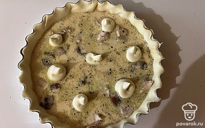 На поверхность киша при помощи кондитерского мешка высадите плавленый сыр. Отправьте киш выпекаться в духовку на 30 минут при 200 градусах. 