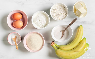 Просейте муку через сито, а куриные яйца и бананы помойте. Снимите кожуру с фруктов. 