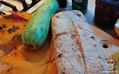 Кабачок помойте. Достаньте форму для запекания и сковородку. 