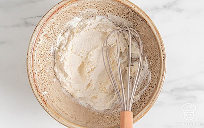 Оставьте эту массу на 30 минут. Манная крупа должна хорошо набухнуть.