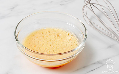 Взбейте яйца с сахаром до пышной пены венчиком или миксером.