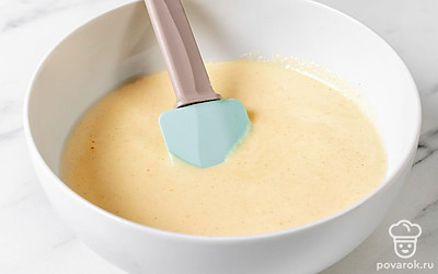 Добавьте взбитые яйца к манке, тщательно перемешайте.