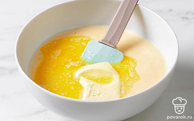 Растопите сливочное масло на плите или в микроволновке, а после дайте ему немного остыть.