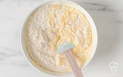 Добавьте сливочное масло к манке и перемешайте.