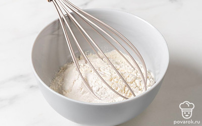 Смешайте муку с разрыхлителем, а затем по частям введите ее в тесто. Тщательно все перемешивайте венчиком или миксером, чтобы не было комочков.
