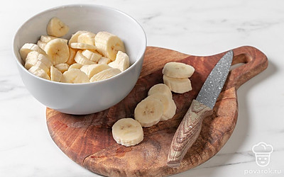 Бананы нарежьте кружочками.