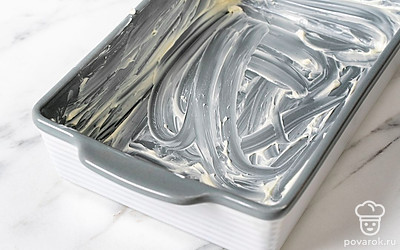 Смажьте форму для запекания сливочным маслом.