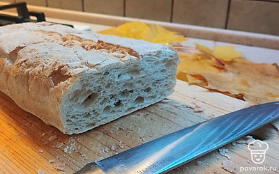 Включите духовку разогреваться до 200 градусов. Нарежьте чиабатту небольшими ломтиками по 1,5 сантиметра. 