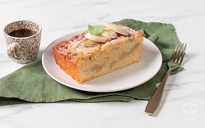 Перед подачей присыпьте манник сахарной пудрой. Еще можно смазать пирог обычной или вареной сгущенкой.