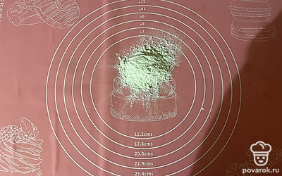 На рабочую поверхность высыпьте муку. 