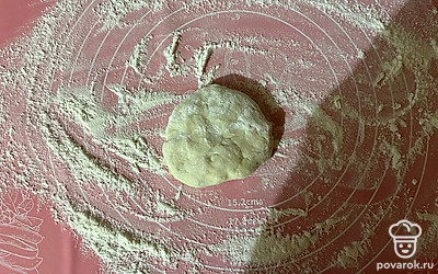 На муку выложите тесто. 