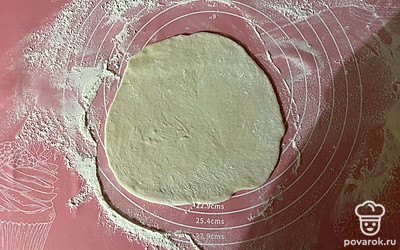 Тесто раскатайте в пласт толщиной 0,4-0,5 сантиметров. 