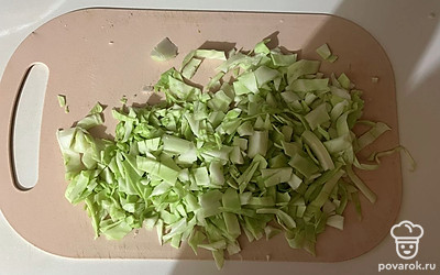 Капусту мелко нашинкуйте. 