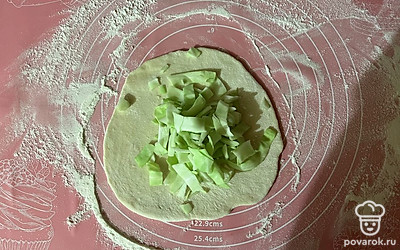 Выложите капусту на пласт теста. 