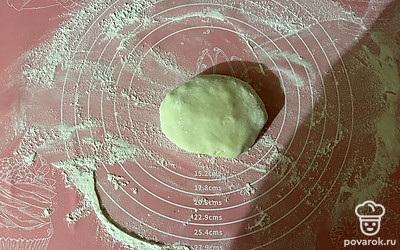 Переверните тесто с начинкой швом вниз. 