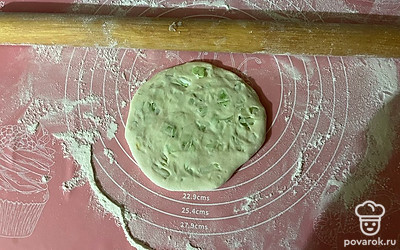 В таком положении раскатайте тесто. 