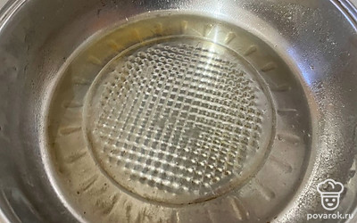 В сковородке разогрейте растительное масло на медленном огне. 