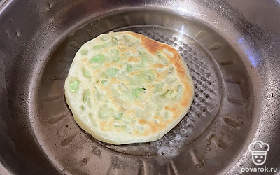 В разогретое масло выложите будущий пирог. 