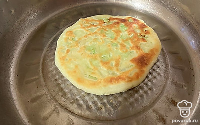 Каждую минуту переворачивайте лепешку с одной стороны на другую. В сумме пирог должен обжариваться 8 минут. 