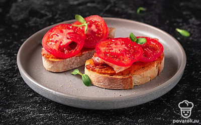 Украсьте брускетты микрозеленью.