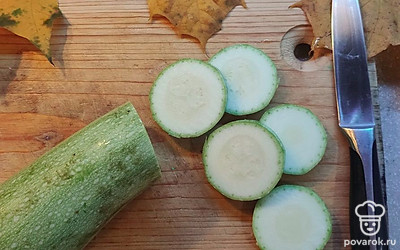 Кабачок нарежьте на 6 ломтиков толщиной около 1 сантиметра. 