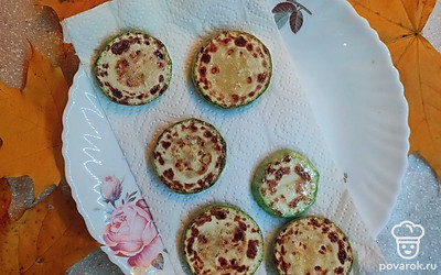 Переложите ломтики кабачка на тарелку с бумажным полотенцем. 