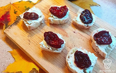 На каждый ломтик чиабатты намажьте сливочный творожный сыр. Сверху положите по ломтику вяленого помидора. 