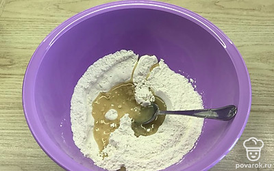 Муку смешать с солью и разрыхлителем, добавить масло.