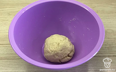 Собрать тесто в шар. Накрыть пленкой и оставить на 30 минут.