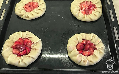 Выложить клубнику, посыпать сахаром по вкусу. Сформировать галеты. Выпекать при 180-190 градусах 25 минут до румяного цвета.