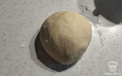 Теплое молоко, яйцо, соду и муку смешиваем и замешиваем тесто.