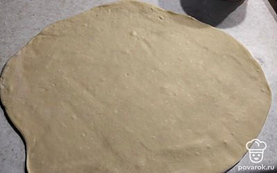 Раскатываем тонко в круг.