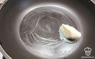 Растаплиаем на сковороде сливочное масло.