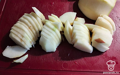 Яблоки очищаем, убираем сердцевину и нарезаем на небольшие кусочки. Обжариваем.