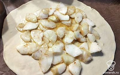 Выкладываем на противень тесто и на него раскладываем карамелизированные яблоки.