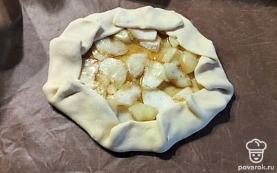 Сворачиваем края и запекаем при температуре 180 градусов 20 минут.