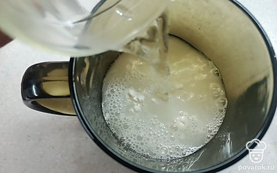 Приготовь опару. В теплой воде хорошо размешать 1 столовую ложку муки, дрожжи и 1 чайную ложку сахара. Поставить в теплую воду на 15 минут. 