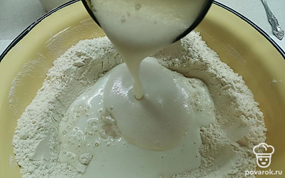 В просеянной муке сделать углубление, добавить теплое молоко, теплый кефир, опару и соль. Замесить тесто. 