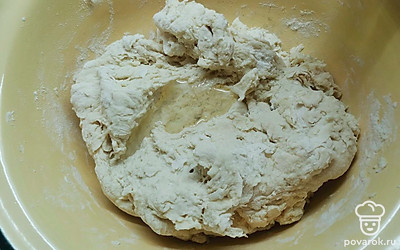 В конце замеса добавить растительное масло. 