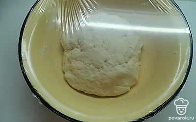 Тесто накрыть пленкой и убрать в теплое место подходить на 30 минут. 