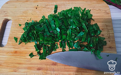 У листьев удалить черешок и мелко нарезать. 