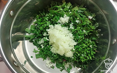 Добавить мелко нарезанные петрушку и репчатый лук. 