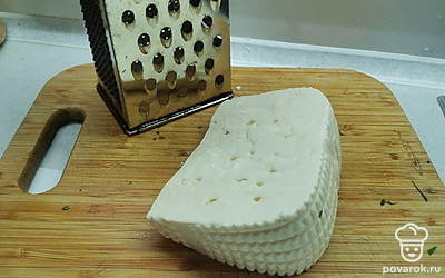 Брынзу натереть на крупной терке. 