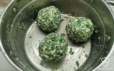 Добавить к зелени. Хорошо вымесить и сформировать три шара. Если нужно, посолить. 